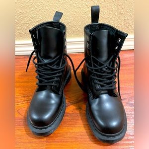 Women’s Dr. Marten’s Air Wear combat boots